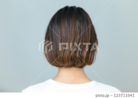 ミドル女性の後頭部の髪の毛 123711041
