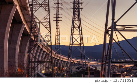 夜明けの新東名高速道路の高架道路と橋脚と高圧電線の鉄塔（静岡県富士宮市） 123711051