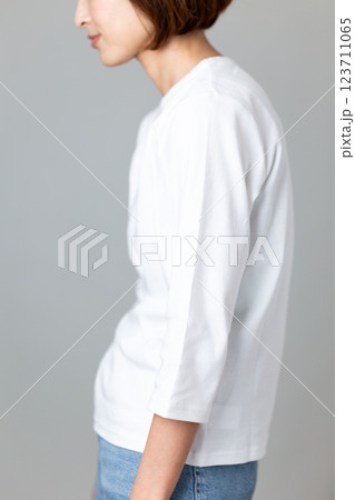 猫背のミドル女性 123711065