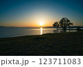 湖に沈みゆく太陽 123711083