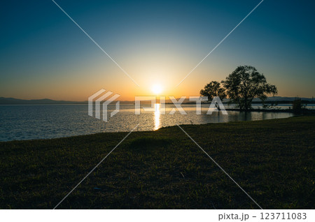 湖に沈みゆく太陽 湖に沈みゆく太陽 123711083