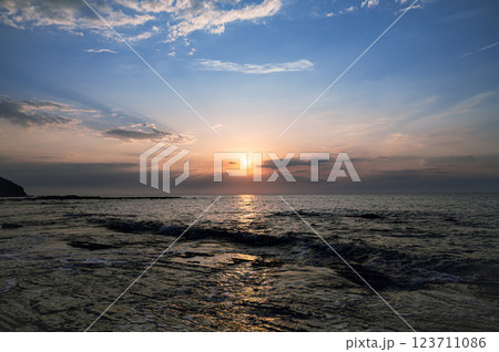 海に沈む夕日 海に沈む夕日 123711086