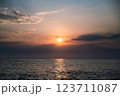 海に沈む夕日 123711087