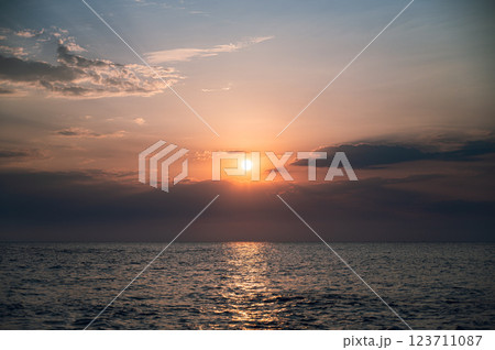 海に沈む夕日 123711087