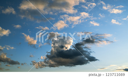 夕日に照らされた雲 夕日に照らされた雲 123711089