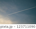 夕暮れの空に浮かぶ飛行機雲 123711090