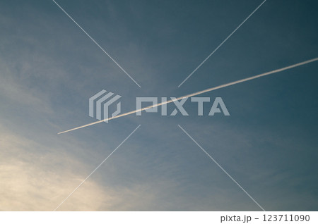 夕暮れの空に浮かぶ飛行機雲 夕暮れの空に浮かぶ飛行機雲 123711090