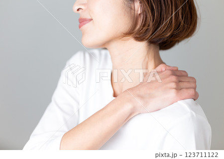 肩こりに悩むミドル女性 123711122