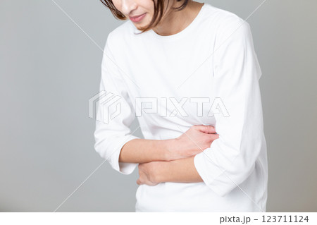 腹痛に悩むミドル女性 123711124