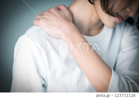 肩こりに悩むミドル女性 123711126