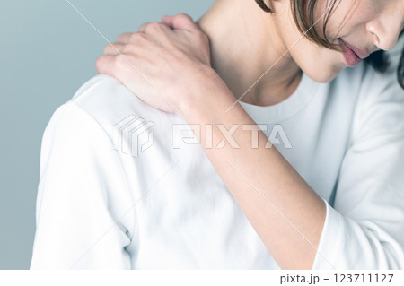 肩こりに悩むミドル女性 123711127