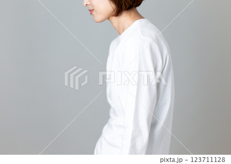 猫背のミドル女性 123711128