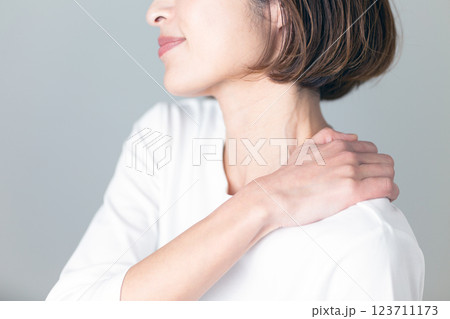 肩こりに悩むミドル女性 123711173