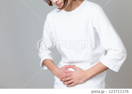 腹痛に悩むミドル女性 123711176