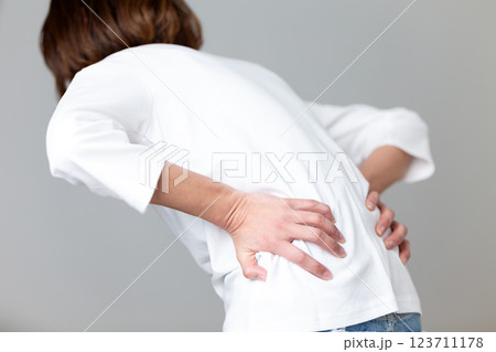 腰痛に悩むミドル女性 123711178
