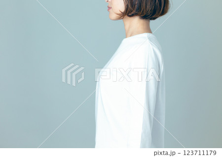 ミドル女性の立ち姿勢 123711179