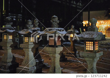 雪降る日の灯篭 123711242