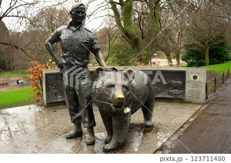エジンバラの公園にある兵士と熊の記念碑 123711480