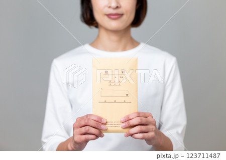 給料袋を持つミドル女性 123711487