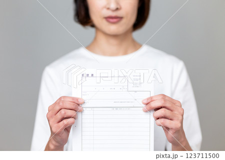 履歴書を持つミドル女性 履歴書を持つミドル女性 123711500