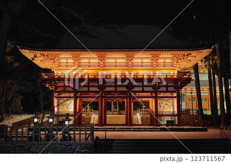 ライトアップされた高野山中門 123711567