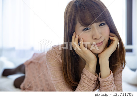 頬杖をつく若い女性 123711709