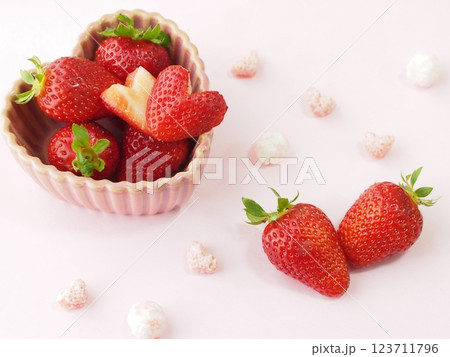 新鮮なイチゴ 新鮮なイチゴ 123711796