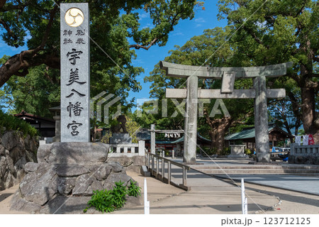 安産祈願の名所、福岡県宇美八幡宮の風格ある鳥居 安産祈願の名所、福岡県宇美八幡宮の風格ある鳥居 123712125