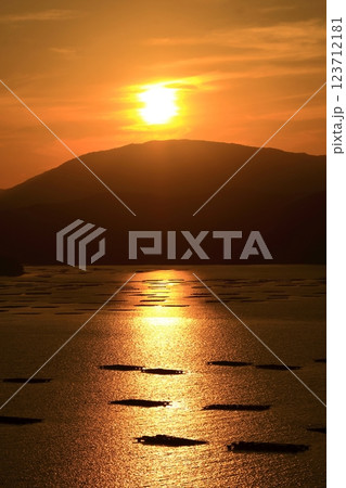 野呂山に沈んでいく太陽  瀬戸の海を照らす太陽 123712181