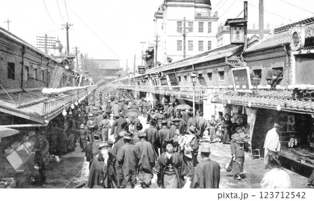 古写真　1918-1923年　東京　浅草　仲見世通り 123712542