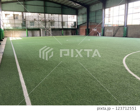 発展途上国バングラデシュのダッカにあるフットサルコート 123712551