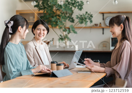 書類・資料を見ながら会議・ミーティング・打ち合わせするアジア人女性・ビジネスウーマン(営業・企画) 123712559