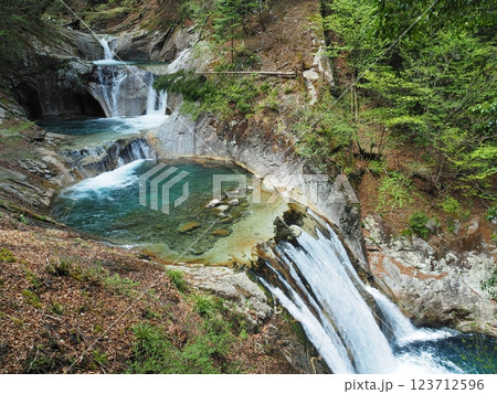春の西沢渓谷・七ッ釜五段の滝 123712596