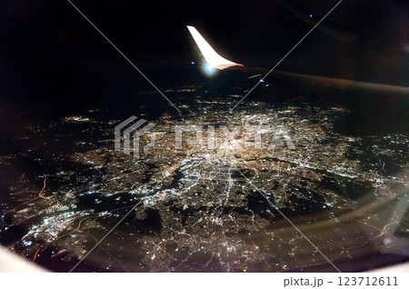 飛行機から見るエジンバラの夜景 123712611