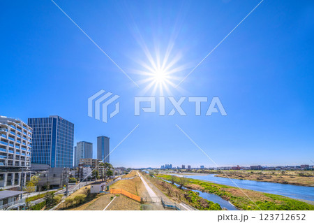 日本の東京都市景観3月7日…多摩川や川崎・武蔵小杉駅前のタワーマンション群など望む＝令和7年 123712652