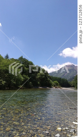 絶景！美しい梓川と青い空【長野県、上高地】 123712656