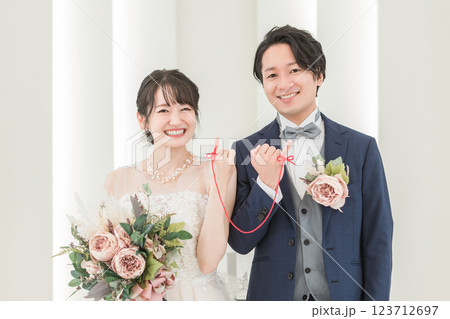 結婚式場で赤い糸で結ばれる新郎新婦(ブライダル・ウェディング) 結婚式場で赤い糸で結ばれる新郎新婦(ブライダル・ウェディング) 123712697