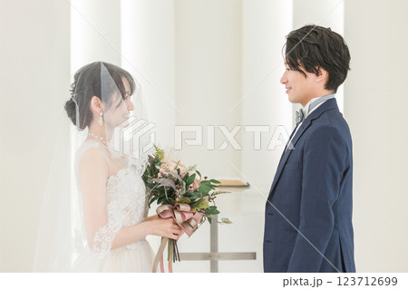 ブーケ・ブートニアの儀式を行う新郎新婦 123712699