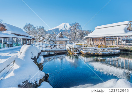 忍野八海　富士山　雪景色 123712946