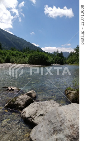 梓川の美しい流れと青い空【長野県、上高地】 123713009