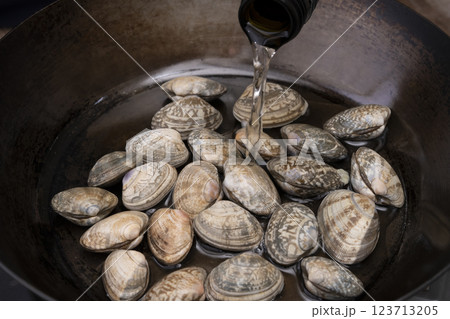 あさりのワイン蒸し あさりの酒蒸しを作る工程 123713205