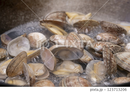 あさりのワイン蒸し あさりの酒蒸しを作る工程 あさりのワイン蒸し あさりの酒蒸しを作る工程 123713206