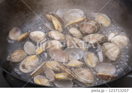 あさりのワイン蒸し あさりの酒蒸しを作る工程 123713207
