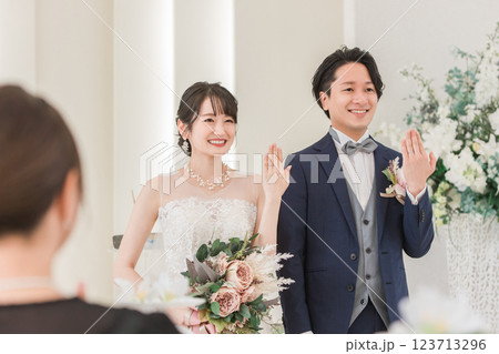 教会・チャペルで結婚式をあげる新郎新婦(指輪交換・指輪披露) 教会・チャペルで結婚式をあげる新郎新婦(指輪交換・指輪披露) 123713296