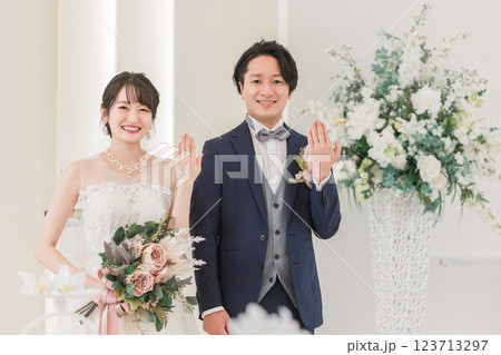 教会・チャペルで結婚式をあげる新郎新婦（指輪交換・指輪披露） 123713297