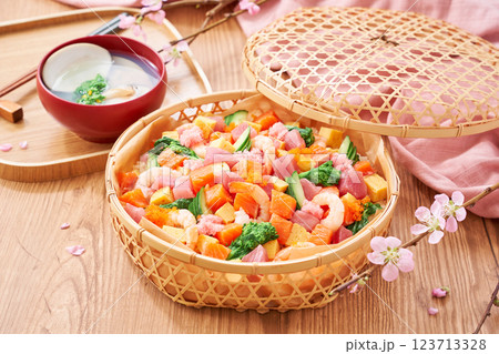 春のちらし寿司 - ひなまつりやお祝いに 123713328