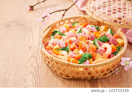 春のちらし寿司 - ひなまつりやお祝いに 123713339