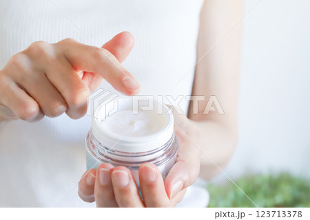 クリームを塗る女性の手元　スキンケア 123713378