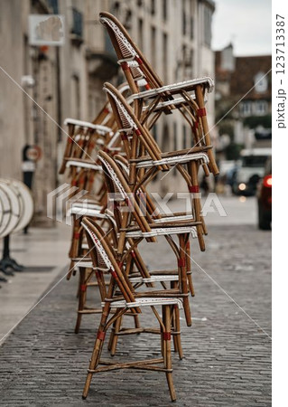 フランス　ディジョンのレストランの椅子 123713387