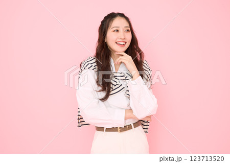 春のファッションポートレート 123713520